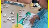 外国大妈打麻将，下面的那是说明书嘛？