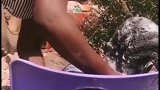 非洲孩子洗澡，都是用钢丝球，这一定很疼吧！