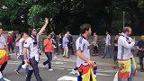 西甲-1617赛季-引人瞩目 皇马球迷高唱战歌走过街头-新闻