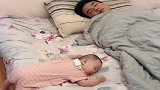 爸爸看孩子的后果，自己躺床上睡得正香，宝宝差点从床上掉下去！