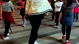 老嫂子”重出江湖，称霸广场舞，扭得还真不错
