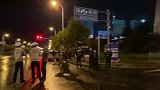 大连人收获一场大胜 球迷在酒店门口等待球队大巴