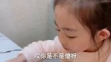 萌宝与妈妈的搞笑对话：你为啥不吃草莓尖