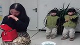 为了零花钱，双胞胎女儿使出这招套路妈妈，太逗了！