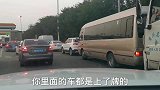 高速收费入口，老司机是这样防止别人插队的，学习了