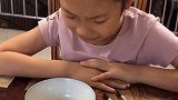 姐姐要吃新鲜的鸡蛋，这应该够新鲜了吧！