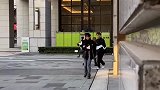 小伙大街上套路美女，谁知美女却没反应过来，结果太扎心了！