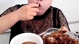 东北农村胖姐狂吃羊腿肉蘸辣椒孜然，厉害了我的姐