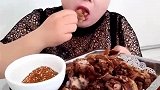 东北农村胖姐狂吃羊腿肉蘸辣椒孜然，厉害了我的姐