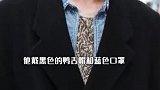 魏大勋穿黑色长款外套，身材修长，豹纹牛仔内搭抢眼