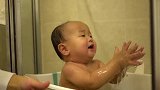小宝宝洗澡的时候好开心，狗狗在一旁落寞的看着，好搞笑！