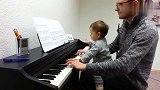 爸爸教一岁女儿弹钢琴超有耐心，大合奏很有爱！