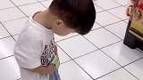 妈妈带龙凤胎兄妹逛超市，这兄妹俩无时无刻都在撒狗粮