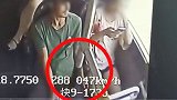 广西一男子公交车上伸"咸猪手" 被发现后还掏出了刀