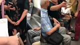 湖北一大妈疑因座位争执将女孩按地上 称女孩先动手被众人反驳