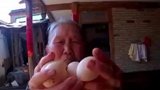 孙子给老人装上可视门铃后