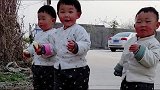 家有龙凤三胞胎兄妹，难得今天妹妹没有欺负哥哥啊