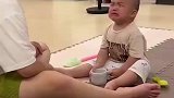 小男孩被妈妈批评后的反应亮了