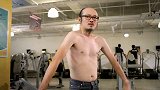 大鹏和肌肉男嘲讽大爷，结果美女来帮大爷找回了面子