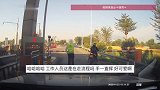 摩托车主强行闯卡，高速推杆复位扬长而去，网友：拦了又好像没拦