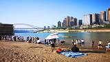 我国内陆城市出现“海滩”，很多人结伴来此，受欢迎程度堪比三亚
