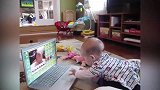 妈妈把宝宝放到电脑前，打开摄像头后，宝宝的反应让妈妈笑疯了