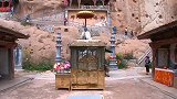 甘肃有座寺庙建在悬崖峭壁上，原因令人费解，仅因为一个马蹄印