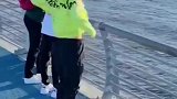 跳河本来没人理，脱掉了上衣之后，男人的反应明显激动了