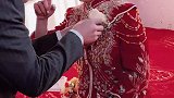 新郎给新娘带胸花，新娘满眼都是新年