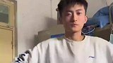男子在宿舍玩臂力棒，没想到被室友秒杀