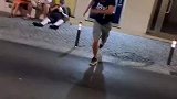 低估了垃圾桶的深度，外国小哥爬不上来