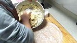 小两口在家蒸花卷，发生了什么让小伙狂笑不止？你能忍住不笑吗？