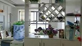 公司的财务人员因为老公网络赌博欠了上百万，联合公司店长做假账