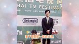 已婚男明星有多自觉？倪妮挎着董子健拍照，小董一动不敢动