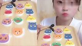 小可爱美女直播吃消消乐巧克力，一口下去超过瘾，是我向往的生活