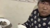 亲戚来家里吃饭，生病的爸爸怕被嫌弃主动坐在角落里吃饭