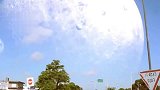 巨型天体出现在小镇上空，美国小伙拍到高清画面