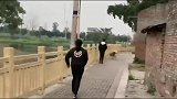 狗狗洛洛拿着小木棍，作出示弱的动作，等到主人走近时，结果笑喷