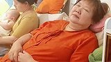 奶奶带娃一脸生无可恋