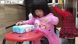 四胞胎女儿玩堆高高玩得乐不可支,小孩子的快乐就是这么简单纯粹