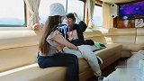 吉娜帮老公在船上按摩，谁注意到郎朗的本能反应？结过婚的都懂