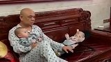 让爷爷带一天双胞胎儿子，回家后看到眼前一幕，除了感动没有别的