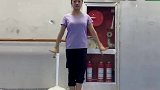 舞蹈生女子展现转圈神功