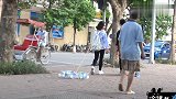 国外恶搞，路人走前面被人偷偷背后挂一堆塑料瓶，走起来十分招摇