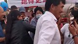 大衣嫂这是怎么了，怎么和一个男人摔起跤了？