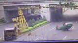 广州一越野车强行调头 直行出租车被撞翻倒扣路中央