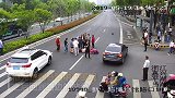 浙江一男子围观车祸现场 结果自己也被撞了