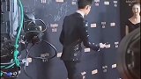 张铭恩穿复古亮片西装现身红毯，绅士风度十足