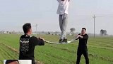 高手在民间，小伙在田间展示高难度杂技动作跳竹