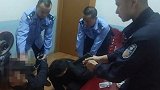 刑拘！2名蒙面男入店盗窃，持刀挟持店员被民警包围制服